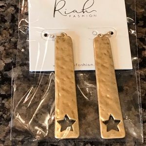 RIAH fashion earrings gold star cut out design and hammered finish.  Jewelry NWT